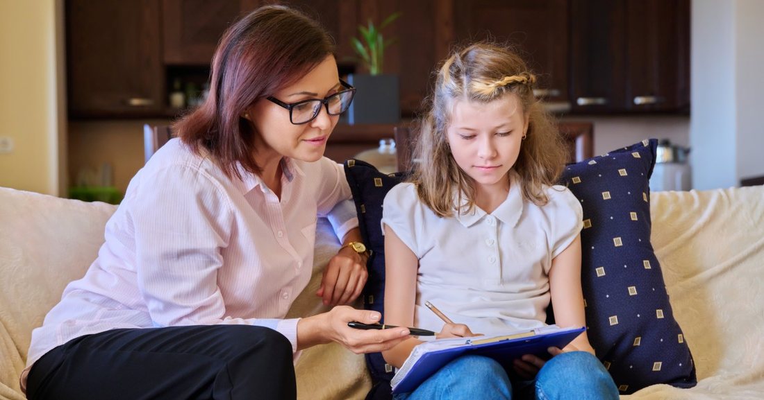 Atendimento humanizado: profissional acolhendo estudante